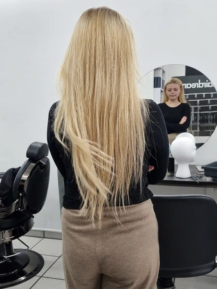 Lange blonde Haare nach dem Styling